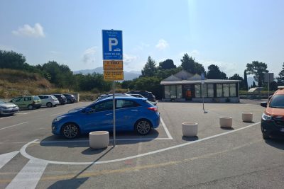 Parking kod ulaza u Salonu