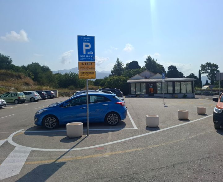 Parking kod ulaza u Salonu